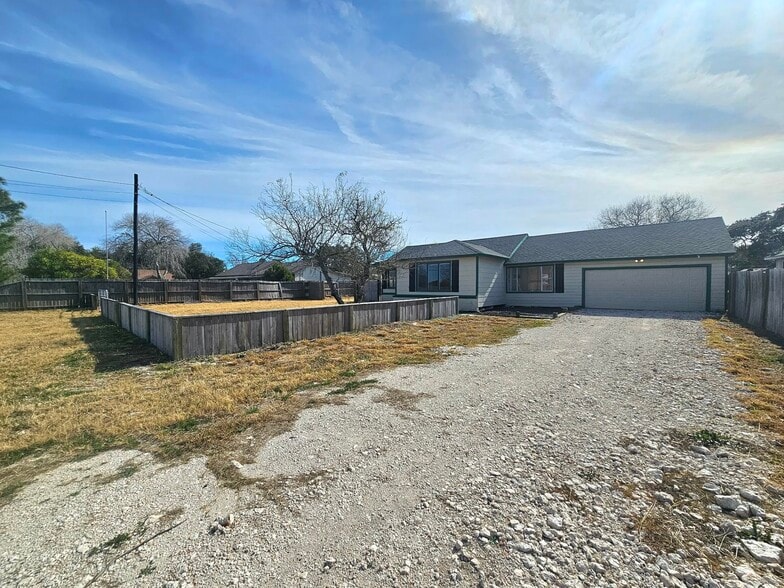Building Photo - 513 Oakdale Dr