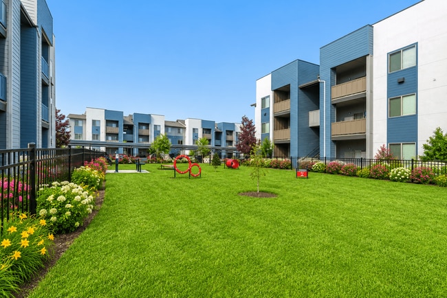 Building Photo - Silver Ridge