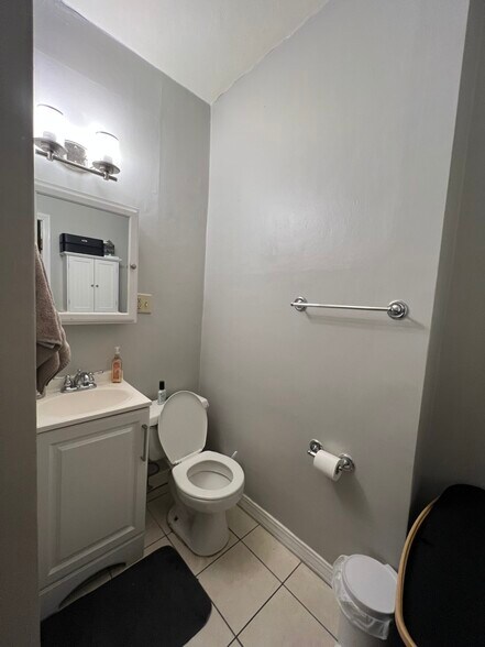 Building Photo - 47 Joy St