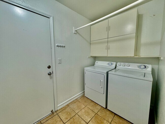 Building Photo - Charming 2 bedroom home in northwest. Very open floorplan.