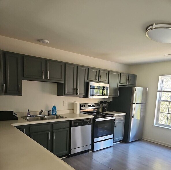 Building Photo - 1051 Southern Dr