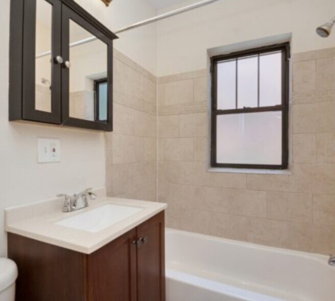 Building Photo - 656 W Cornelia Ave