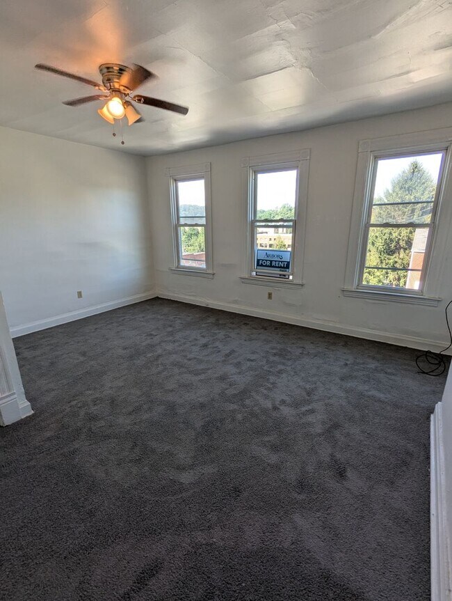 Building Photo - 3 Bedroom 1 Bathroom Single Family Home wi...