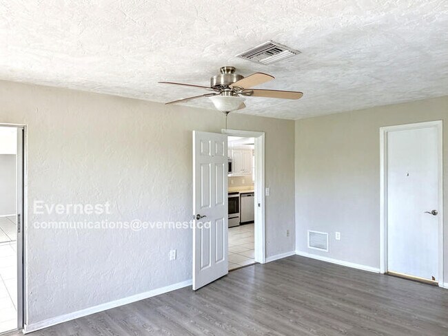 Building Photo - 2 Brentwood Ln