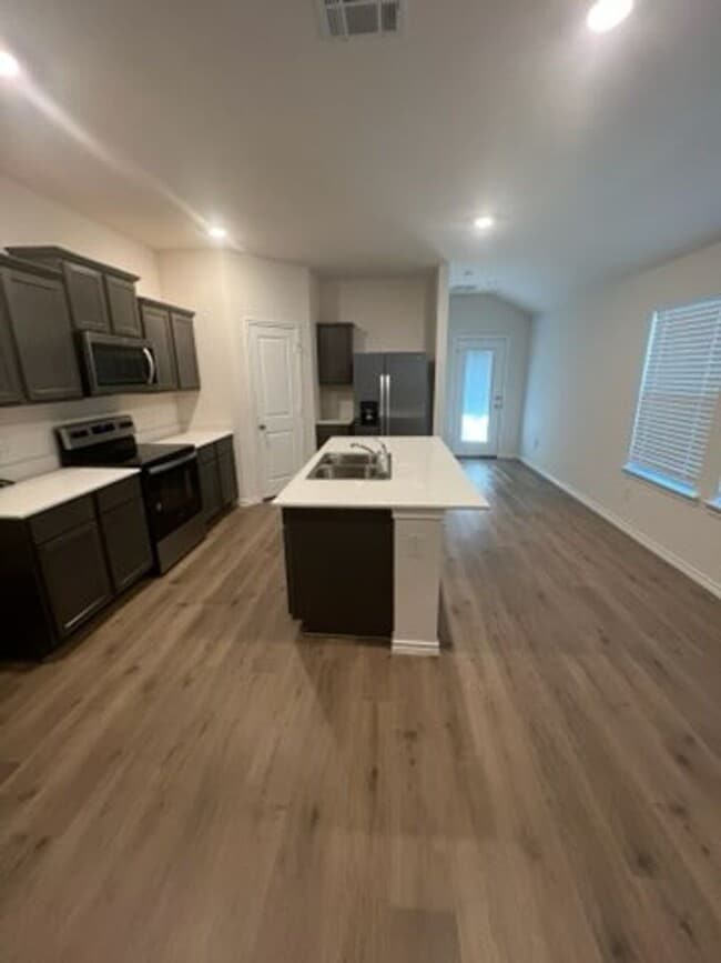 Building Photo - Beautiful 3BR 2BA Home w/ Community Pool/Fishing Ponds/Walking Trail Access + Garage Parking + Qu...