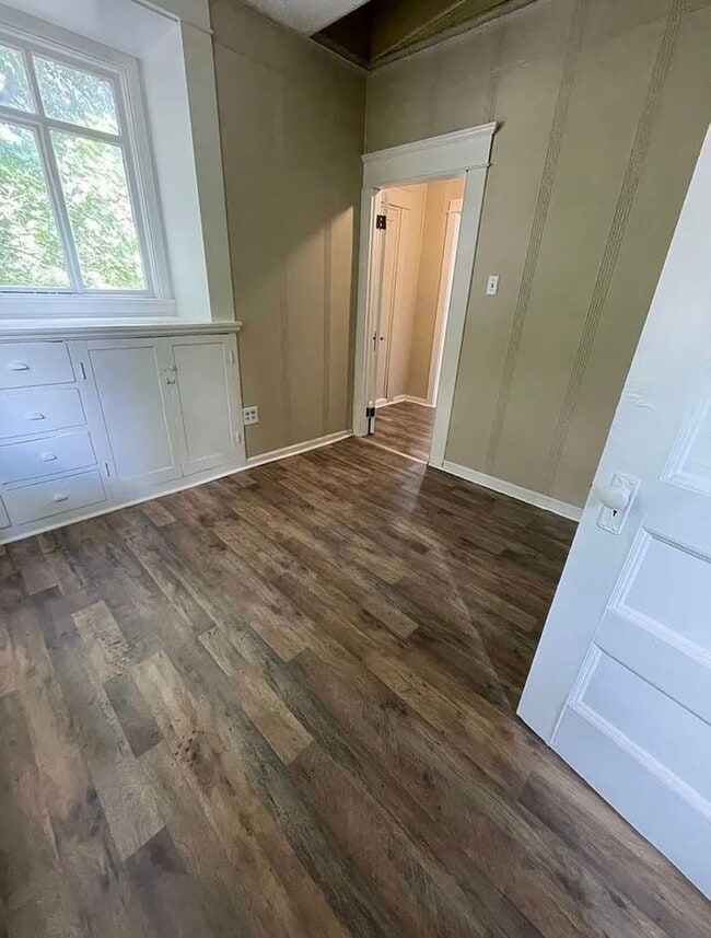 Building Photo - 1 Bdrm 1st Floor Unit
