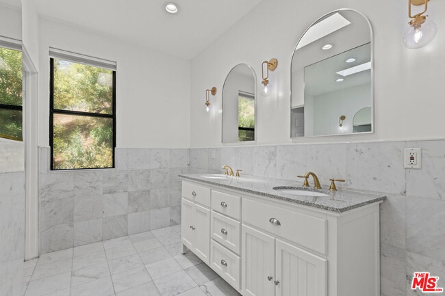 Building Photo - 2646 Rinconia Dr