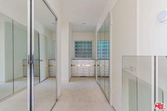 Building Photo - 811 N Hillcrest Rd