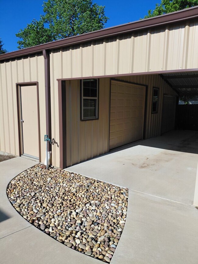 Building Photo - 4/2 Private Backyard + Huge SHOP