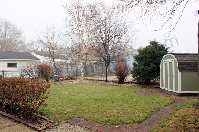Building Photo - 609 45th St