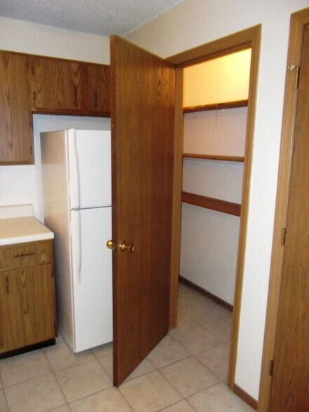 Building Photo - 664 E Cherry St