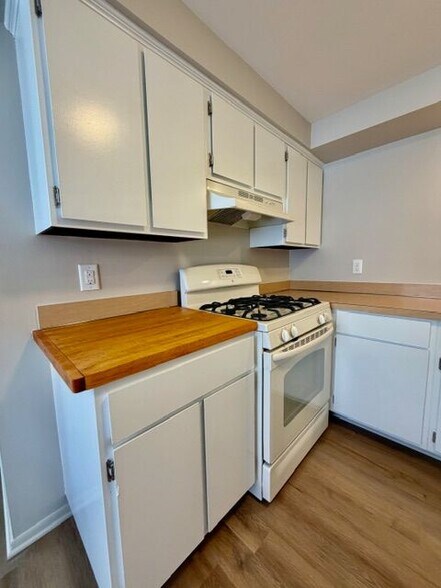 Building Photo - 300 Clark St