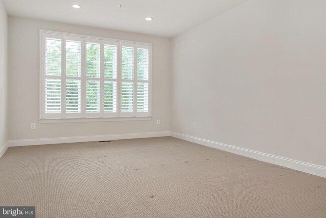 Building Photo - 8631 St Anthony Dr