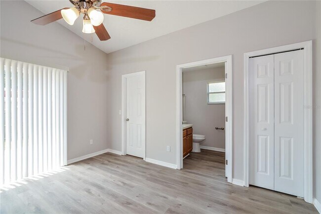 Building Photo - 528 Finch Ct