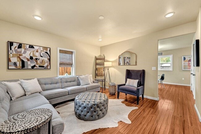 Building Photo - 983 N Main St