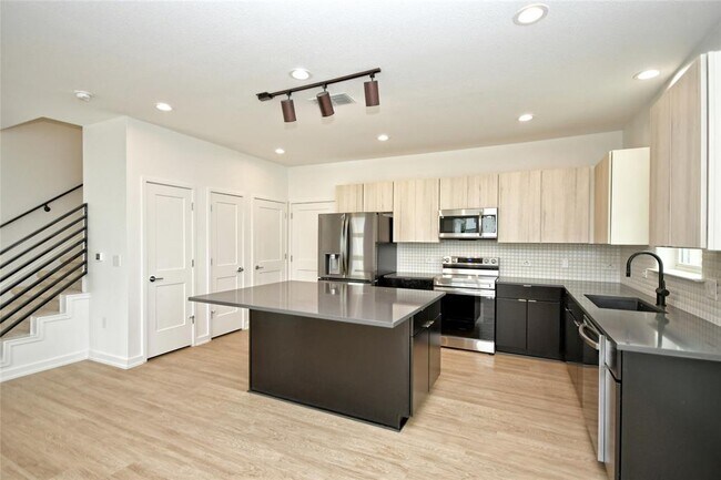 Building Photo - 7601 Cooper Ln