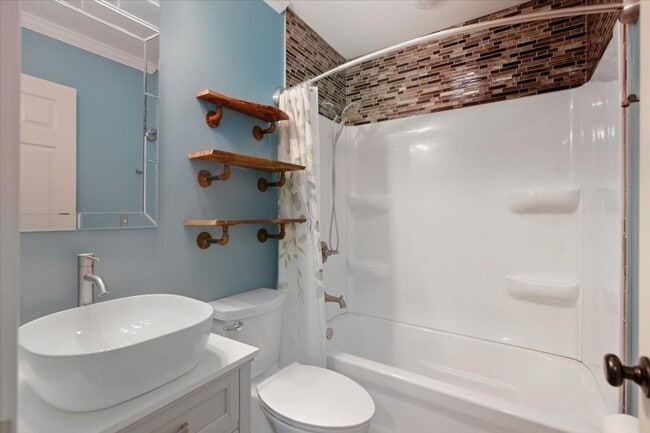 Building Photo - Charming 3-Bedroom Ranch in a Convenient L...