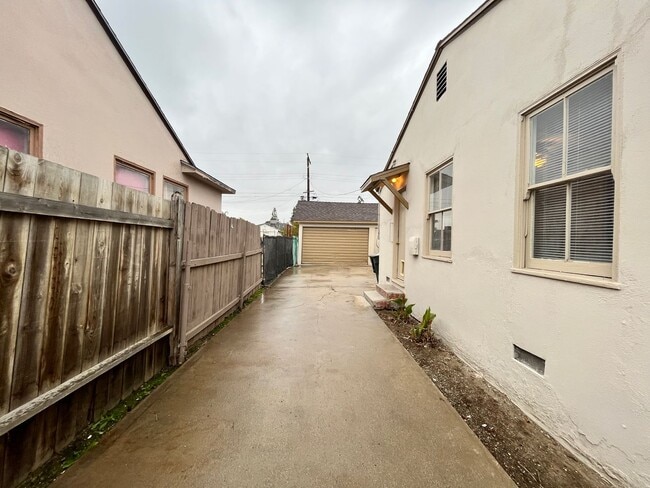 Building Photo - Centrally located 3-bedroom house