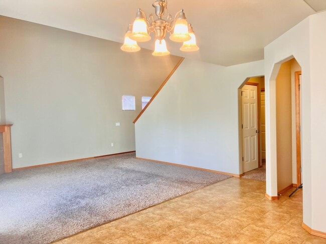 Building Photo - Enormous 4 Bed 2.5Bath + Bonus Room Great Lacey Neighborhood