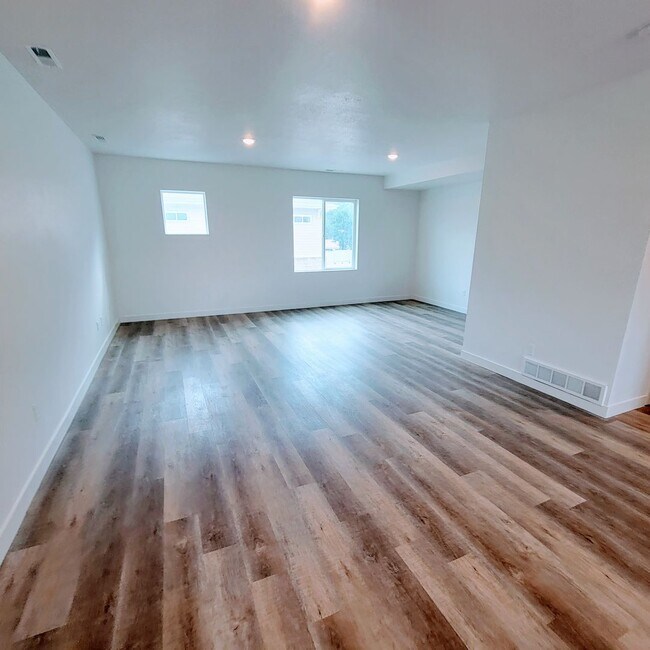 Building Photo - Phenomenal GORGEOUS HOME!!