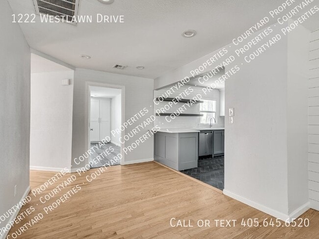 Building Photo - 1222 Westlawn Dr