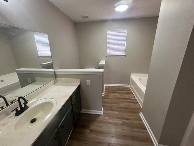 Building Photo - 25 Oak Lake Ct