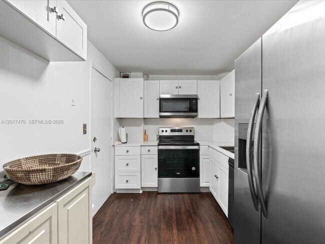 Building Photo - 5005 Collins Ave
