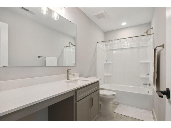 Building Photo - 879 S Woodlawn Ave