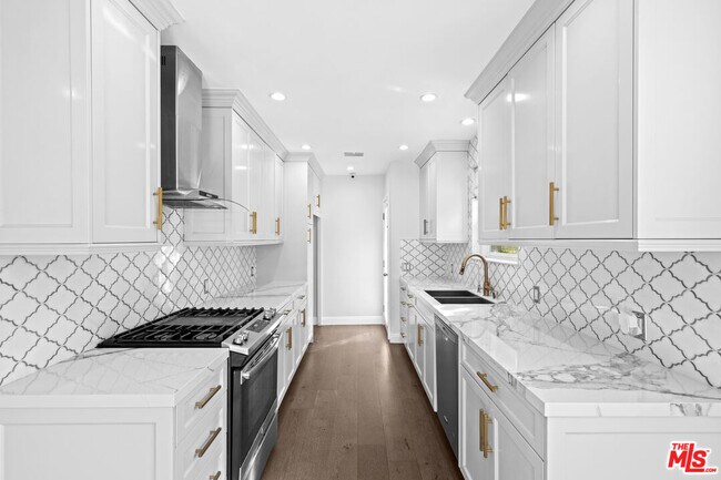 Building Photo - 2036 Hillsboro Ave