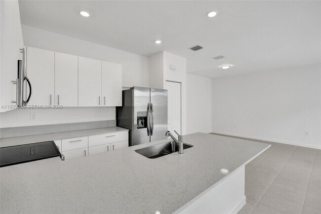 Building Photo - 732 SE 13th Ct