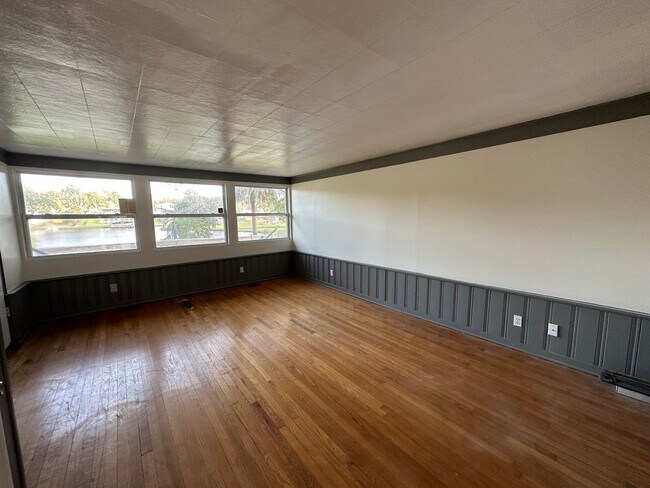 Building Photo - Beautiful 2Bed & 1Bath ON THE WATER in St....