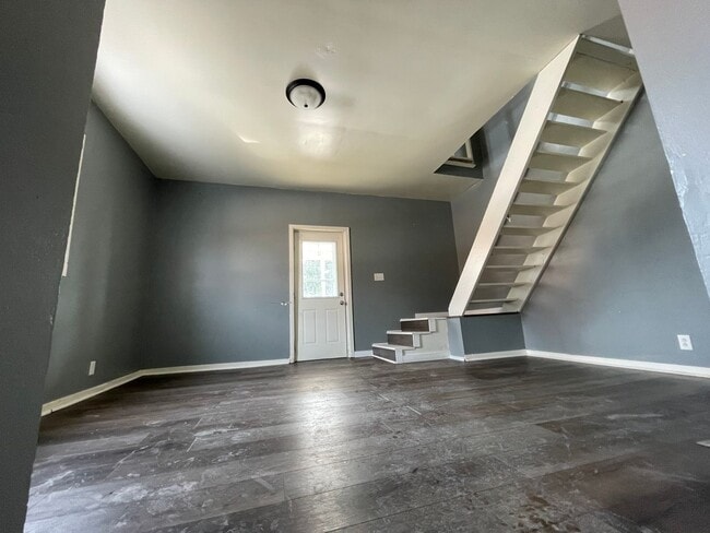 Building Photo - 607-609 E Elm