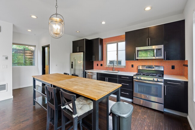 Building Photo - 2010 S Judkins St