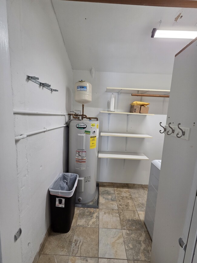 Building Photo - 1008 Macy St