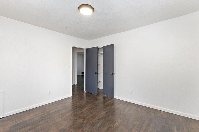 Building Photo - 5400 NE 49th St