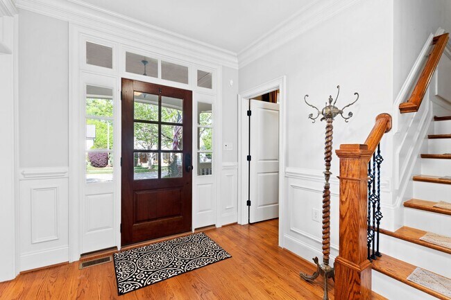 Building Photo - Elegant 5 bedroom home in Bedford!