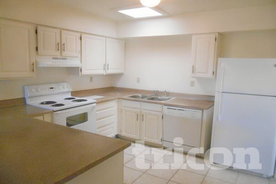 Building Photo - 823 W Juanita Cir