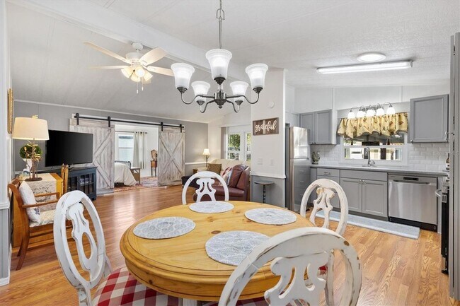 Building Photo - 732 Royal Palm Ave