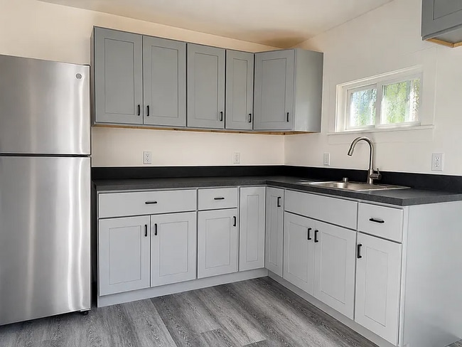 Building Photo - FULLY RENOVATED TOP TO BOTTOM!