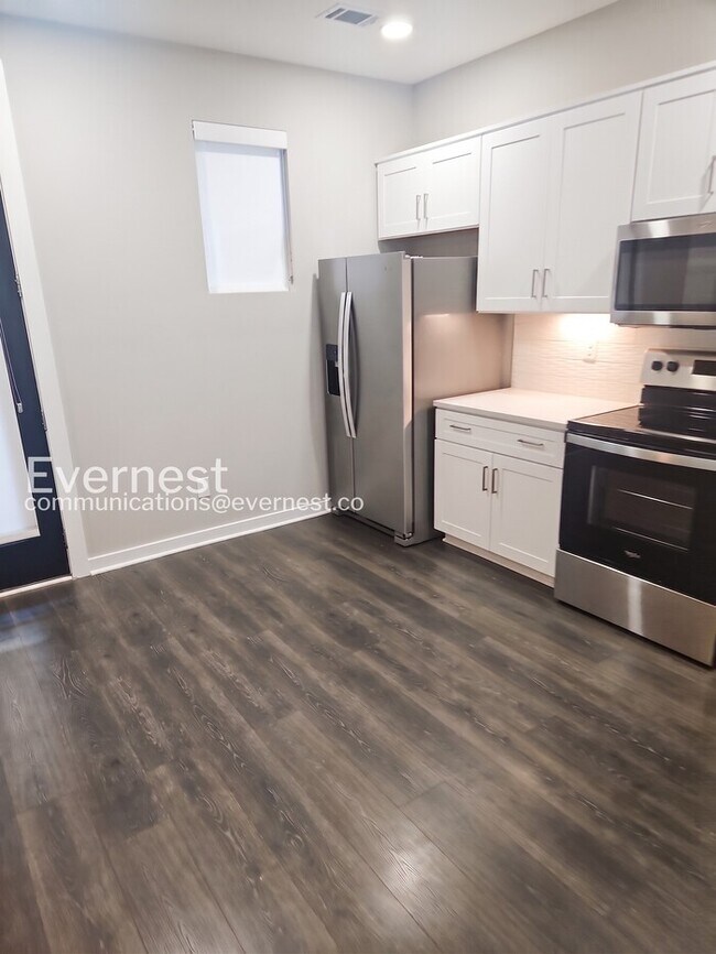 Building Photo - Bright and Lovely 3-Bedroom Townhome with Modern Amenities / Pet-Friendly /Coming Soon!
