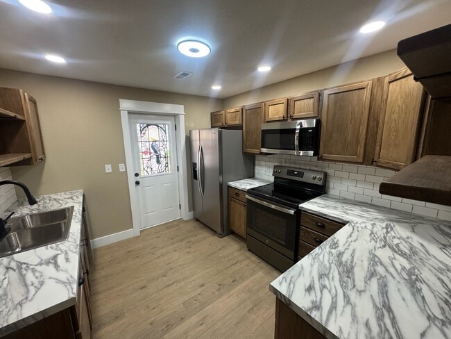 Building Photo - 218 S Oak St