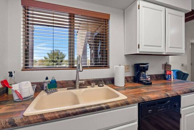 Building Photo - Beautifully Furnished 2-Bed, 2-Bath Condo ...