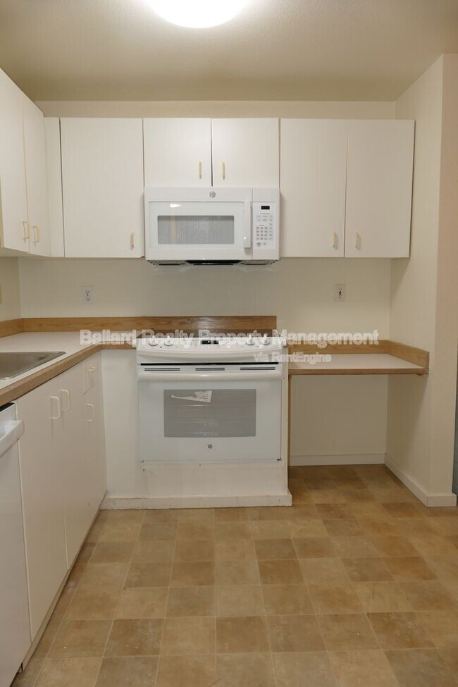 Building Photo - 2244 13th Ave W