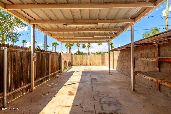 Building Photo - 809 N Gilbert Ave