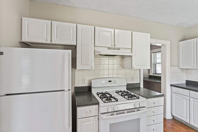 Building Photo - Charming 3-Bed Home Near UMKC with Hardwoo...