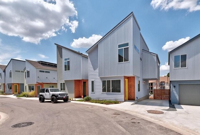Building Photo - 801 N Bluff Dr