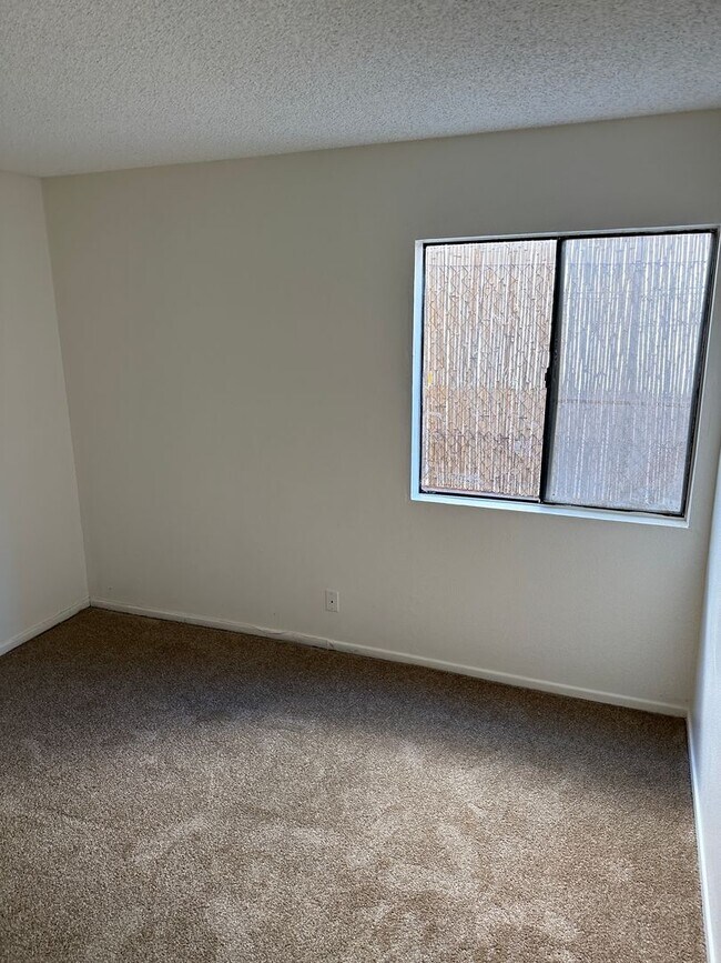 Building Photo - 2-Bedroom First-Floor Condo with Utilities...