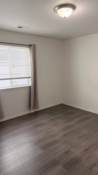 Building Photo - 2625 W Marina Dr