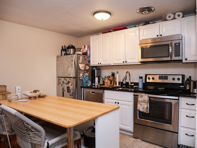 Building Photo - 217 Kent St