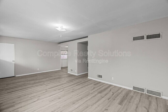 Building Photo - 10769 Spring Garden Dr